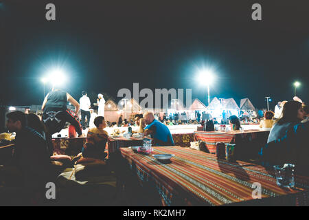 Mumbai, Indien - Januar 2, 2019: die Kunden speisen in einem berühmten Cafés in spät in die Nacht Party. Es Outdoor Restaurant Cafe oder einen traditionellen Hippie ba Stockfoto