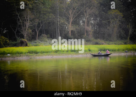 Kumari River Front, purulia Mukutmanipur Staudamm in West Bengal, Indien Dezember 15, 2018: Fischer auf einem Holzboot in Abend Zeit sitzen. Eine schöne Stockfoto