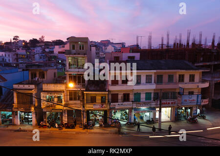 Dämmerung Blick auf gemischte Wohn- und Geschäftsstraße in Dalat Vietnam Stockfoto