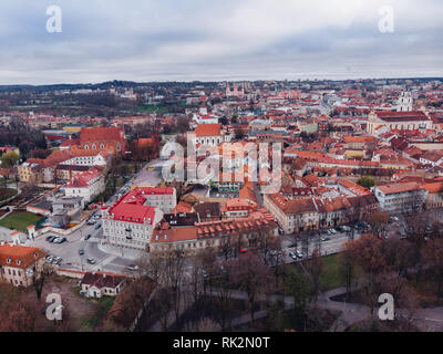 Vilnius, Litauen, Blick auf die Altstadt bei bewölktem Wetter, Antenne drone Panorama Stockfoto