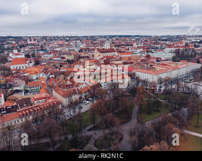 Vilnius, Litauen, Blick auf die Altstadt bei bewölktem Wetter, Antenne drone Panorama Stockfoto