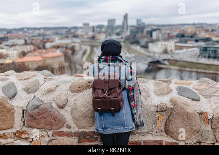 Stilvolle Mädchen in Jeans Jacke Spaziergang im Vilnius Hintergrund oben auf Schloss Gediminas, Litauen Stockfoto