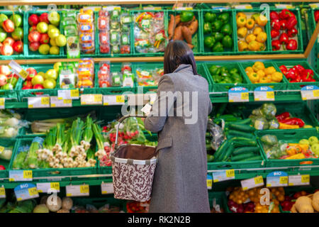 Ziemlich unbekannte Frauen shopping Gemüse und Obst im Supermarkt