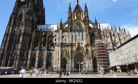 Köln, Deutschland - 31. MAI 2018: Touristen, die in der Kölner Dom, Deutschland Stockfoto