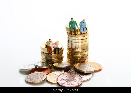 Konzeptuelles Diorama-Bild einer Miniaturfigur Rentnerpaar und Das junge Paar saß auf einem Stapel von Pfund-Münzen Stockfoto