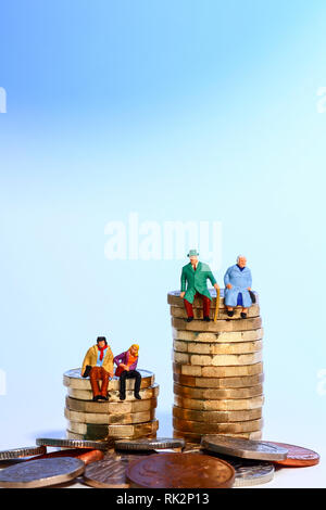 Konzeptuelles Diorama-Bild einer Miniaturfigur Rentnerpaar und Das junge Paar saß auf einem Stapel von Pfund-Münzen Stockfoto