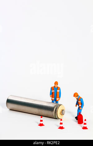 Konzeptionelle diorama Bild der Abfallwirtschaft, bestehend aus miniaturausgabe Abbildung Arbeiter an eine Batterie suchen Stockfoto