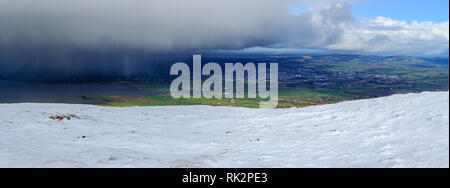 Dunkle Regenwolken Stadt Tralee auf den wilden Atlantik Art und Weise, in der Grafschaft Kerry, Irland Ansatz Stockfoto