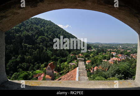 Panoramablick auf die Stadt vom Schloss Bran, Rumänien Stockfoto