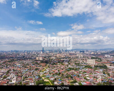 Panorama all von Kuala Lumpur aus der weit außerhalb der Stadt. Malaysia. Drone Luftaufnahmen. Stockfoto