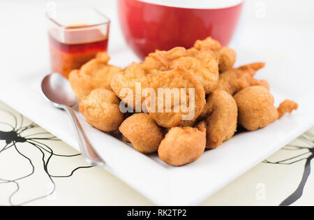 Beliebte nigerianischen Mahlzeiten - Nahaufnahme von Akara in einem weißen und pap mit rotem Pfeffer Sauce serviert. Stockfoto