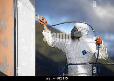 Handwerker sprühen Farben die Stahlträger auf der Baustelle Stockfoto