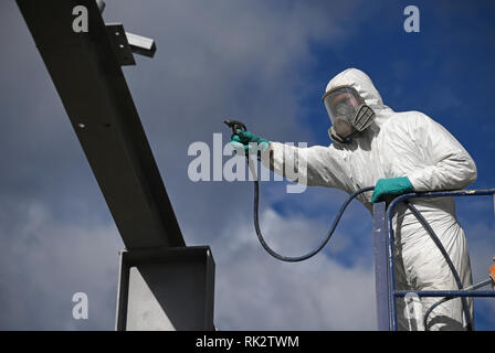 Handwerker sprühen Farben die Stahlträger auf der Baustelle Stockfoto