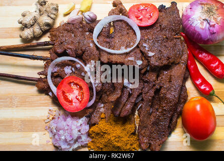 Beliebte nigerianischen Mahlzeiten - gegrilltes Rindfleisch Suya mit sortierten Gemüse garnieren Stockfoto