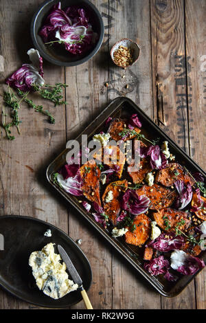 Honig und Zitrone, Thymian gerösteten Kürbis mit Blauschimmelkäse und Radicchio Stockfoto