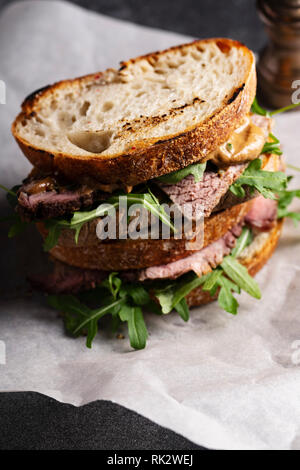 Roastbeef Sandwich mit rugula und Senf. Stockfoto