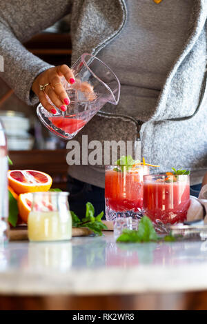 Blut Orange Cocktail mit Minze garnieren Stockfoto