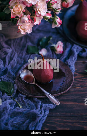 Rotwein pochierte Birnen Stockfoto