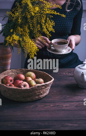 Frau trinkt eine Tasse Tee Stockfoto