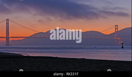 Golden Gate Bridge Silhouette am späten Abend Stockfoto