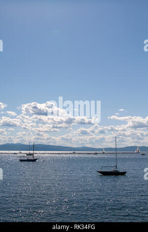 Segelboote auf Lake Champlain, Vermont mit Adirondack Mountains im Hintergrund Stockfoto