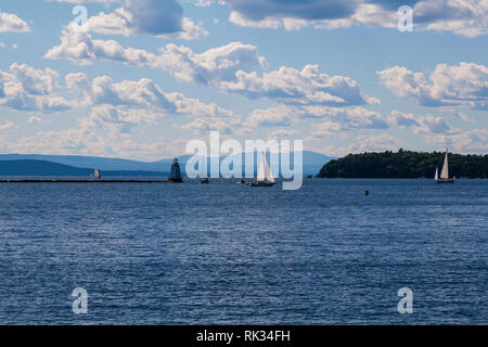 Segelboote auf Lake Champlain, Vermont mit Adirondack Mountains im Hintergrund Stockfoto