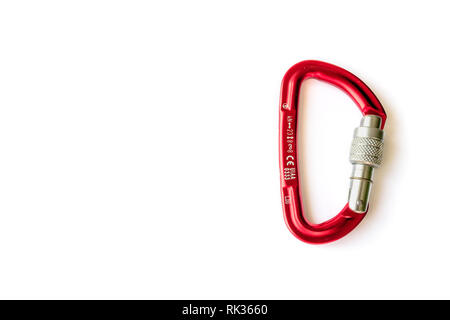 Rote Verriegelung Karabiner oben getan, auf weißem Hintergrund, mit kopieren. In der Nähe der Verriegelung Karabiner. Basic Kletterausrüstung. Stockfoto