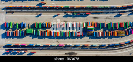 Schienen und Container im Hafen von Oakland, Kalifornien, USA Stockfoto