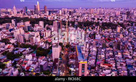 Luftaufnahme von Ho Chi Minh City oder Saigon bei Nacht, Vietnam Stockfoto