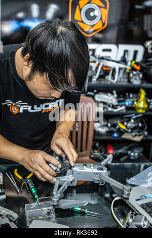 Eine Technitian DJI Mavic 2 Drohne reparieren Hobby Shop, Saigon, Ho Chi Minh City oder Saigon, Vietnam Stockfoto