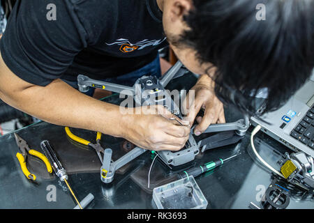 Eine Technitian DJI Mavic 2 Drohne reparieren Hobby Shop, Saigon, Ho Chi Minh City oder Saigon, Vietnam Stockfoto