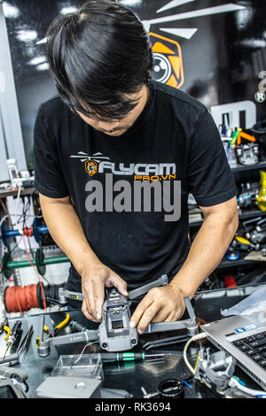 Eine Technitian DJI Mavic 2 Drohne reparieren Hobby Shop, Saigon, Ho Chi Minh City oder Saigon, Vietnam Stockfoto