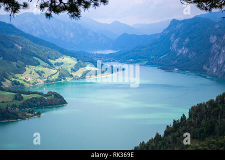 Mondsee, Österreich - Luftaufnahme von der Drachenwand ridge, türkisfarbene Wasser mit Bergen im Hintergrund. Sommer Urlaub in Au Stockfoto