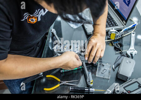 Eine Technitian DJI Mavic 2 Drohne reparieren Hobby Shop, Saigon, Ho Chi Minh City oder Saigon, Vietnam Stockfoto