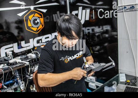 Eine Technitian DJI Mavic 2 Drohne reparieren Hobby Shop, Saigon, Ho Chi Minh City oder Saigon, Vietnam Stockfoto