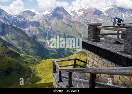 Ein Aussichtspunkt Stopp auf der Großglockner Hochalpenstraße, zwischen Österreich und Italien, mit Panoramablick, auf einem Spätsommer Tag Stockfoto