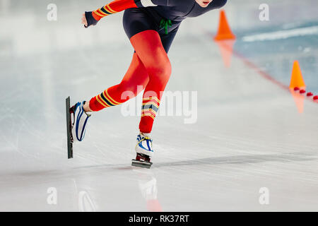 Beine Frauen Geschwindigkeit Skater in Ice Arena läuft Stockfoto