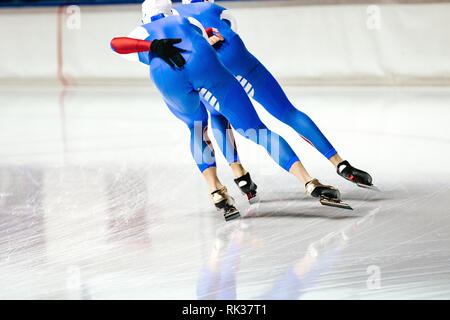 Zurück zwei Athleten Speedskater warm up im Eisschnelllauf Stockfoto