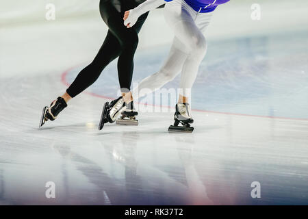 Beine zwei Athleten Speedskater in Geschwindigkeit laufen Skating Stockfoto