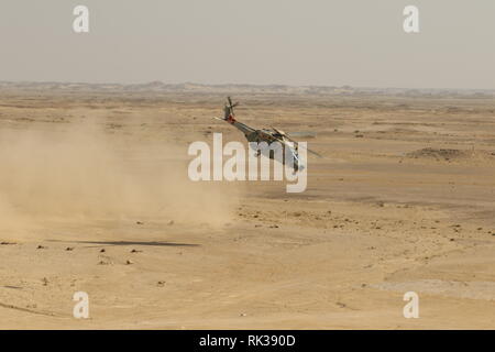 Die Royal Air Force von Oman NH-90 Hubschrauber hebt ab nach einem kurzen Stop zu entlasten, Truppen von der königlichen Armee von Oman zu Angriff auf ein Ziel bei einer gemeinsamen Leben - Feuer Manöver Probe im Rabkoot, Oman, mit 2Nd Battalion, 198Th Armored Regiment, 155 gepanzerte Brigade Combat Team, Oregon National Guard, Feb 4, 2019. Inferno Creek ist ein bilaterales Training übung für die Interoperabilität zwischen der US-Armee und der königlichen Armee von Oman zu errichten. Während der Übung, die beide Armeen entwickeln ein gemeinsames Verständnis für die jeweils anderen Taktiken, Techniken und Verfahren zu bauen, profici Stockfoto