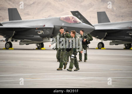Eine F-35 Lightning II Piloten auf dem Flug während der Red Flag 19-1, Nellis Air Force Base, Nevada, Feb 4, 2019. Piloten und Betreuer vom 4. Der 388. Fighter Wing Fighter Squadron und 4 Aircraft Maintenance Unit sind an Red Flag 19-1 an der Nellis AFB, Nevada. Dies ist Wing's zweite Rote Flagge mit der F-35 A, America's Most advanced multi-role Fighter, das bringt die Spielregeln ändern Stealth, Letalität und Interoperabilität zu den modernen Schlachtfeld. Red Flag ist Premier der Air Force combat Übung und umfasst Einheiten über von der Air Force und alliierten Nationen. Die 388 ist die Lea Stockfoto