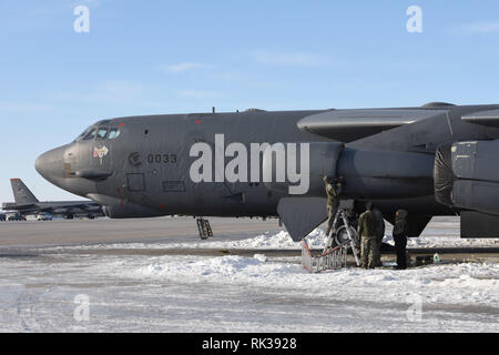 Flieger aus dem 5. Wartung Gruppenarbeit an einem B-52 H Stratofortress am Minot Air Force Base, North Dakota, Jan. 10, 2019. Wartung Flieger gewährleisten, dass die Flugzeuge, die in der Pflege bereit sind, jederzeit zu fliegen, so dass die Piloten können sicher und effektiv ihre Mission beenden. (U.S. Air Force Foto von Airman 1st Class Heather Ley) Stockfoto