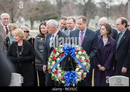 Vice President Mike Pence (Mitte links) und NASA-Administrator Jim Bridenstine (Mitte rechts) in einer Kranzniederlegung teilzunehmen - Grundsteinlegung an den Gräbern von Apollo 1 Besatzungsmitglieder, US Air Force Oberstleutnant Virgil Grissom und US Navy Lieutenant Cmdr. Roger Chaffee, während der NASA Tag des Gedenkens auf dem Arlington National Cemetery, Arlington, Virginia, Feb 7, 2019. Auch für die kranzniederlegung Familie und Freunden derer, die in der Challenger und Columbia Unfall starb, sowie mehrere ehemalige NASA-Astronauten und Administratoren. Diese jährliche Veranstaltung würdigt", um die Besatzung von Apollo 1 und spac Stockfoto