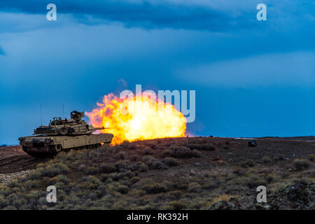 Alpha Company, 2.BATAILLON, 116 Cavalry Regiment, führt Tabelle 6 tank Crew Qualification Feb 4, 2019, Obstgarten Combat Training Center. Die Idaho Army National Guard Soldaten sind Vorbereitung auf bevorstehende Drehung der 116 Golgatha Brigade Combat Team an der National Training Center, Fort Irwin, Calif., später in diesem Jahr. Stockfoto