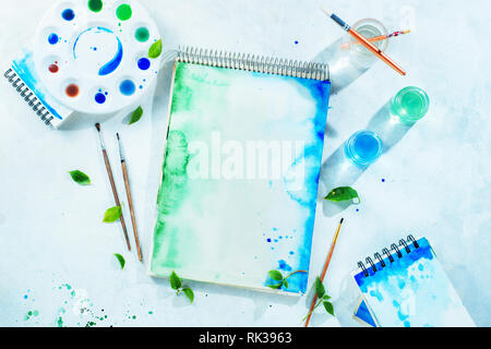 Zeichnung Feder Konzept mit Artist Tools, Grün und Blau aquarell Skizzenbücher, Pinsel und Farbpalette auf hellem Hintergrund mit Kopie Raum Stockfoto