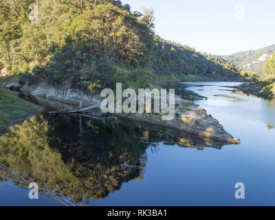 Whanganui River, Zusammenfluss mit Ahuahu Stream, einem noch Herbstmorgen, Te Tuhi Landung, North Island, Neuseeland Stockfoto