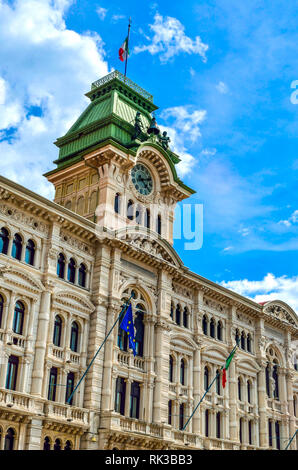 Municipio Clock Tower Gebäude von Triest an der Piazza Unita Italia Italien vertikale Wahrzeichen Hintergrund Stockfoto