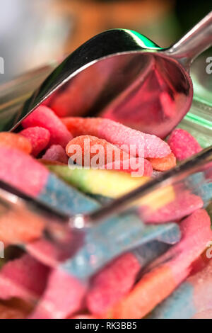 Zuckerhaltige Süßigkeiten in einem Glas mit einer Kugel. Nahaufnahme von Süßigkeiten. Stockfoto