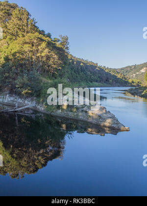 Te Tuhi Landung, Whanganui River, Zusammenfluss mit Ahuahu Stream, native Wald bewachsenen Hügeln, zwischen Atene und Koriniti, North Island, Neuseeland Stockfoto