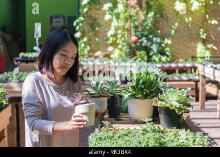 Asiatische Mädchen Shopping im Garten Center Stockfoto